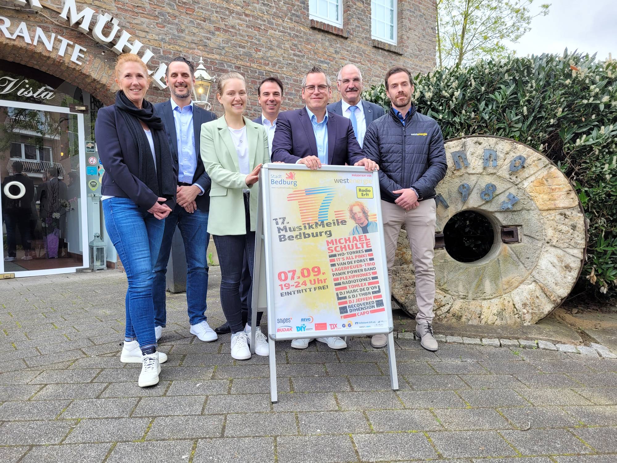  Bürgermeister Sascha Solbach freut sich gemeinsam mit seinem Team und den Sponsoren auf die 17. „Bedburger Musik-Meile“. Foto: SBed. 
