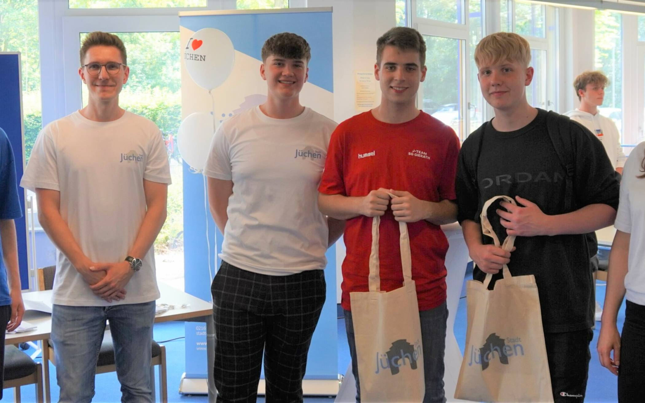 Im weißen Jüchen T-Shirt (von links)