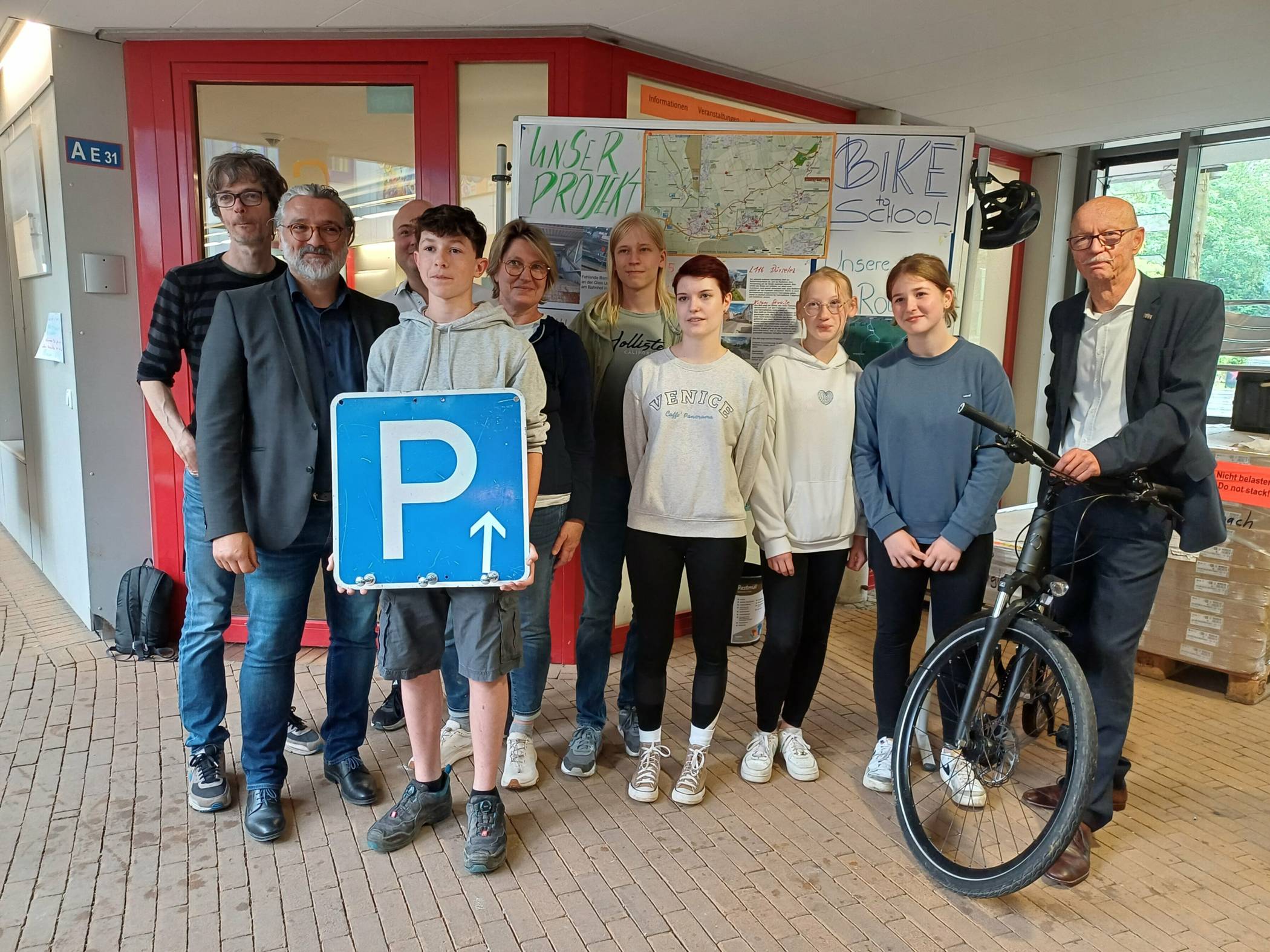 Hakan Ören, kommissarischer Schulleiter (2.v.l.), und seine Schüler begrüßten auch Bürgermeister Harald Zillikens (r.) bei der Präsentation der Projekte.