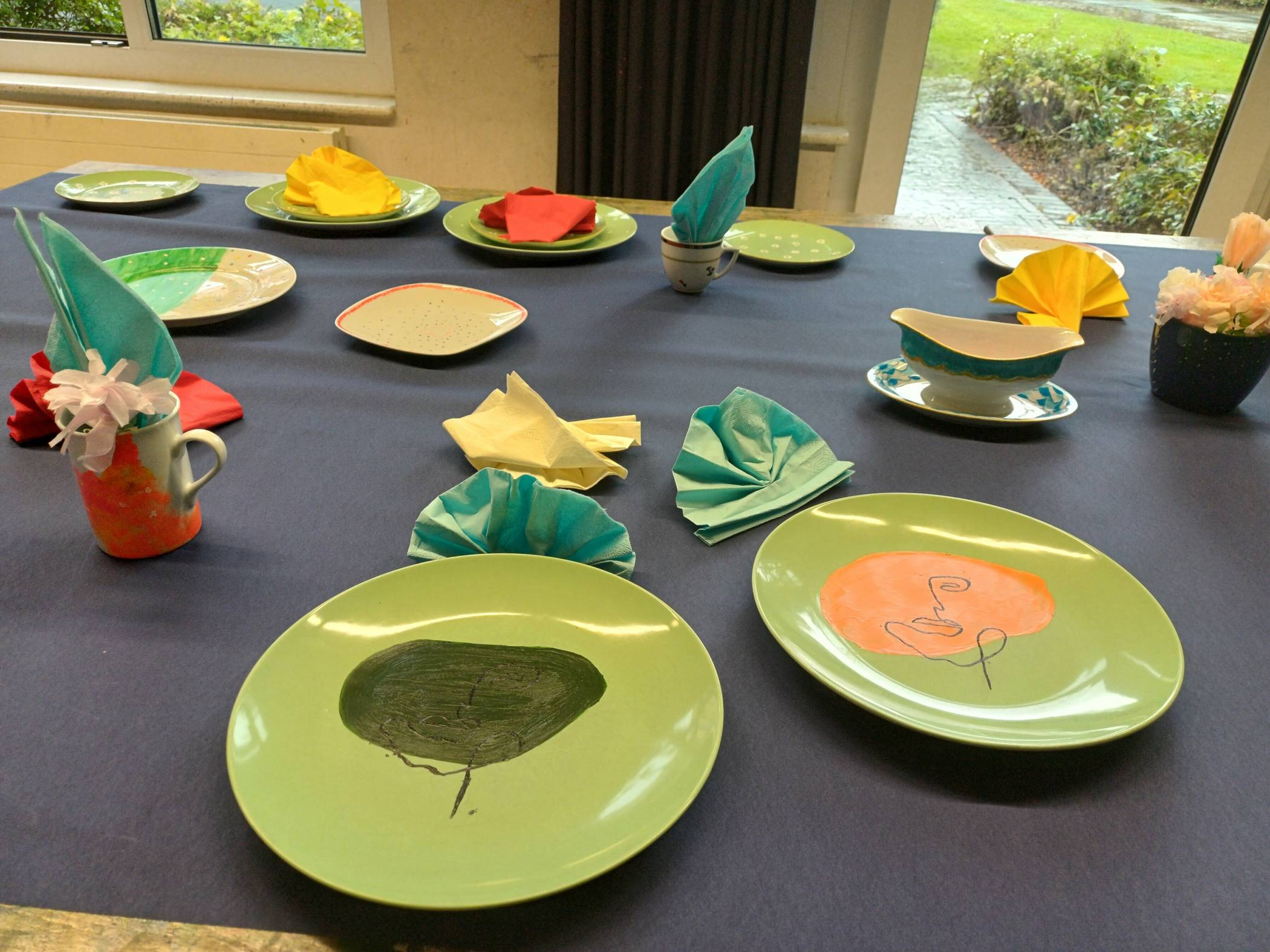 Im Rahmen eines Projekts wurde altes Geschirr von den Schülern bemalt und ihm so neues Leben eingehaucht. Viele der Stücke konnten dann am letzen Projekttag von den Besuchern erworben werden.