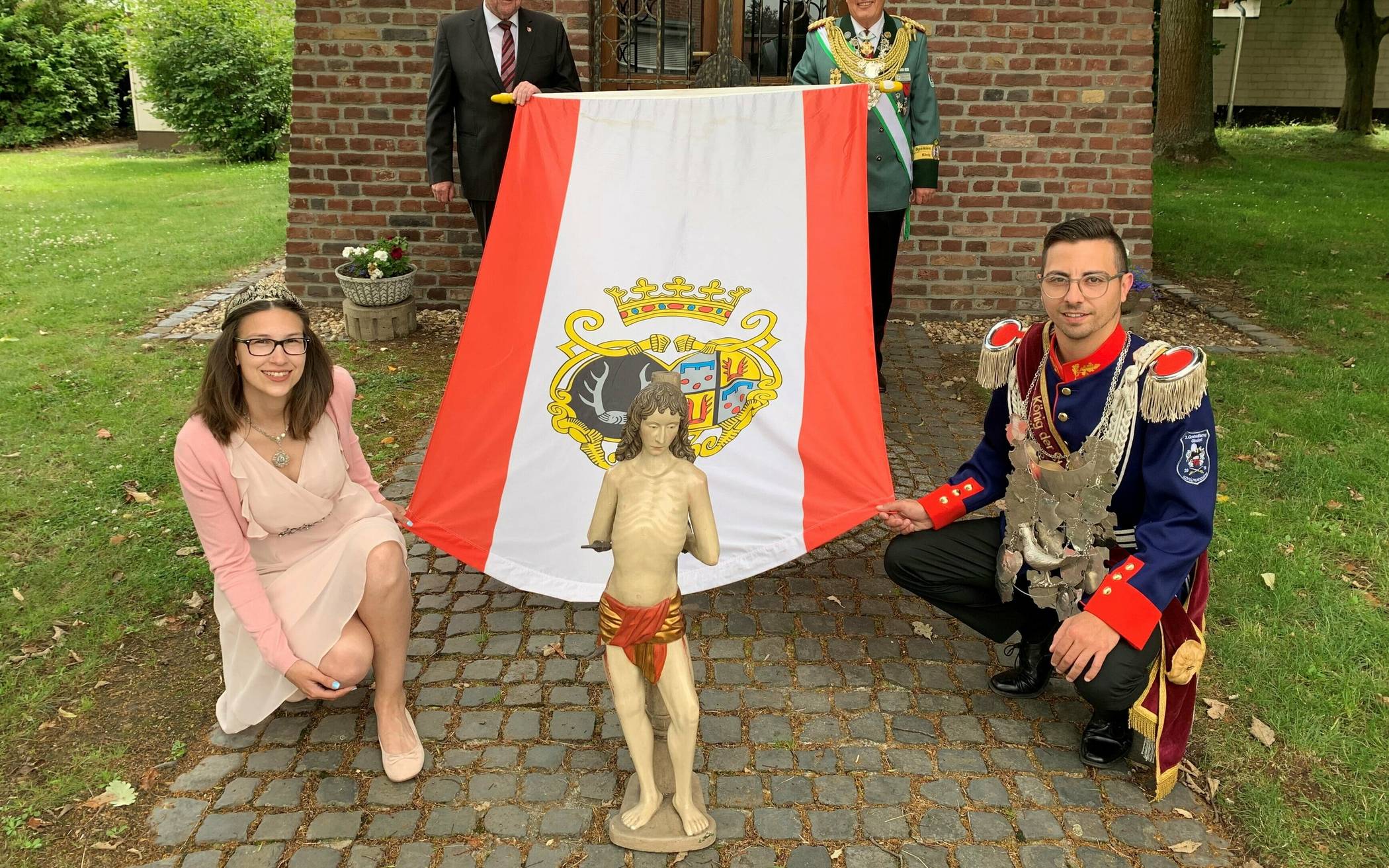  Die „St. Sebastianus“-Bruderschaft aus Gindorf hätte vom 10. bis zum 13. Juli gerne ihr Schützenfest gefeiert. Doch dank Corona blieb es bei der Fahnenübergabe. Im Bild vorne: Jenny und Thomas Krempf als Königspaar. Oben links Edmund Feuster, seines Zeichens erster stellvertretender Bürgermeister. Oben rechts Brudermeister Robert Hoppe. 